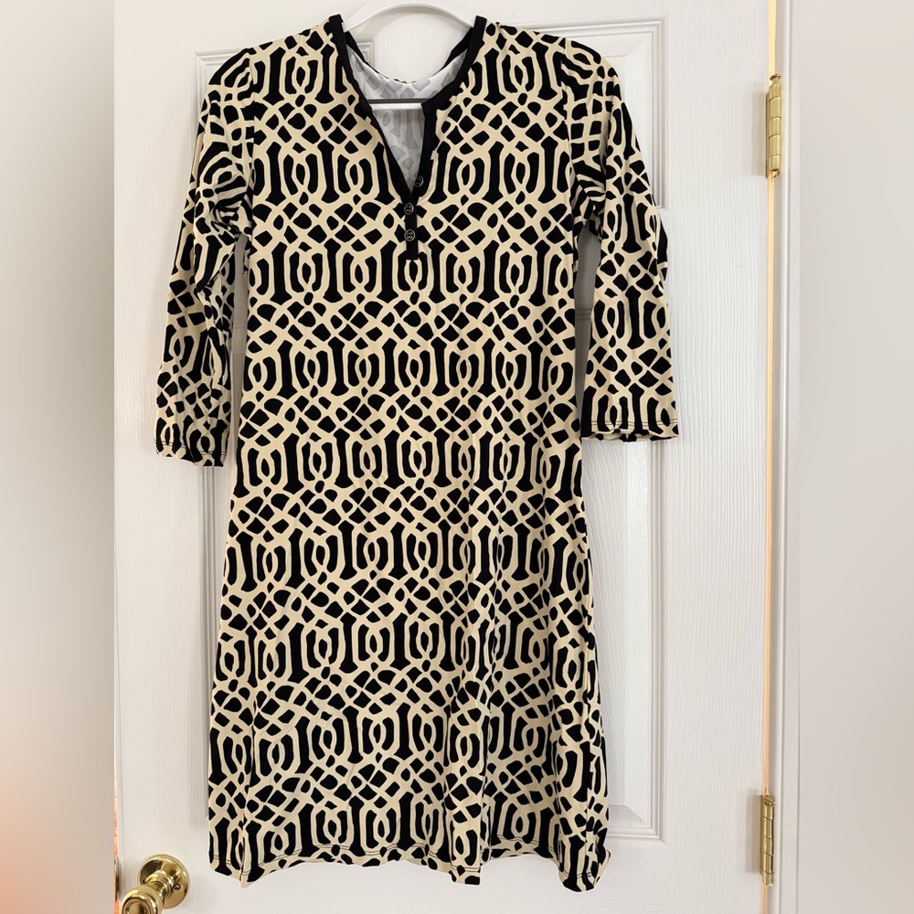 J. McLaughlin Black and Cream Geometric Top